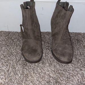 7 Woman’s grey booties